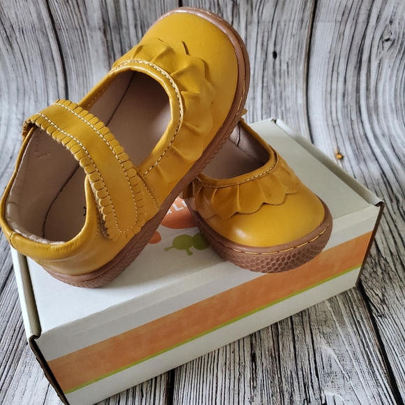 Livie and Luca Ruche Sandals Butterscotch Color NIB - Picture 2 of 6